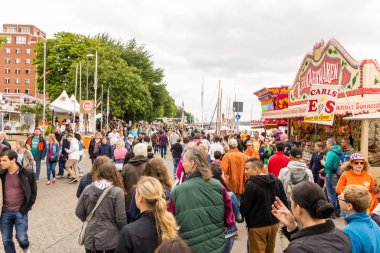 Kiel, Almanya - 19 Haziran 2016: Kieler Woche 2016 'nın ikinci gününün izleri