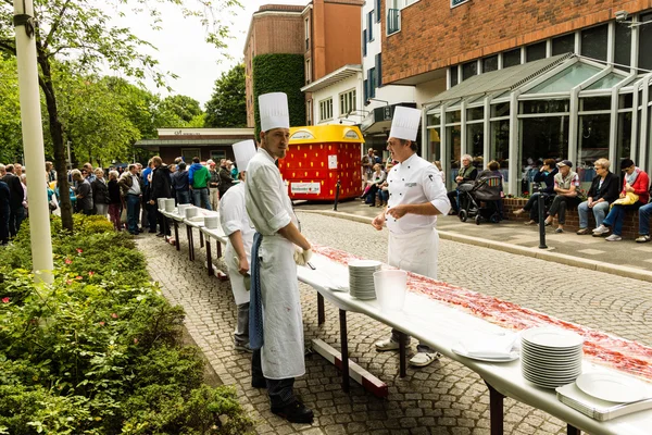 Kiel Niemcy Czerwca 2016 Kiels Najdłuższy Placek Truskawkowy Kieler Woche — Zdjęcie stockowe