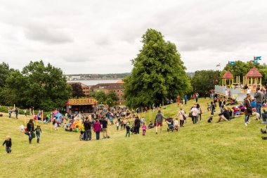 Kiel, Almanya - 19 Haziran 2016: Kieler Woche 2016 'nın Krusenkoppel' inde Spiellinie 'den alınan izlenimler