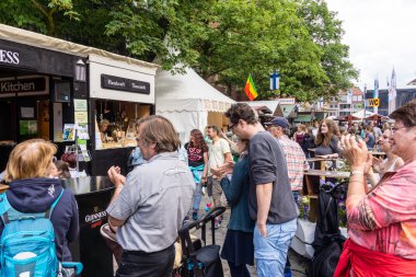 Kiel, Almanya - 21 Haziran 2016: Kieler Woche 2016 'da müzisyenler 