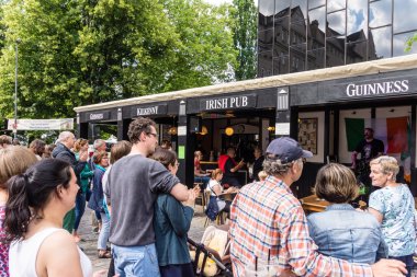 Kiel, Almanya - 21 Haziran 2016: Kieler Woche 2016 'da müzisyenler 