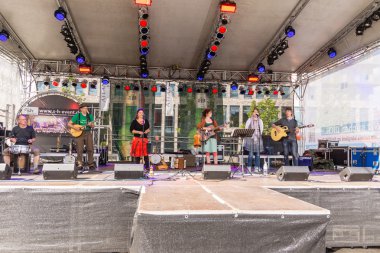 Kiel, Almanya - 21 Haziran 2016: Kieler Woche 2016 'da müzisyenler 