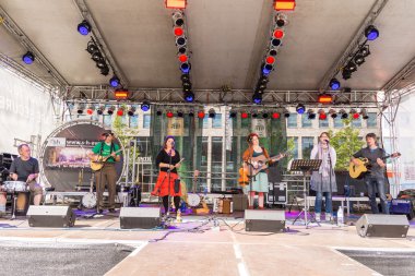 Kiel, Almanya - 21 Haziran 2016: Kieler Woche 2016 'da müzisyenler 