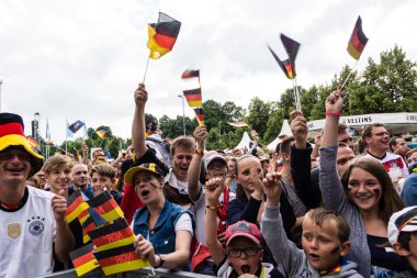 Kiel, Almanya - 26 Haziran 2016: Almanya Futbol Maçı Kamu Gösterimi - Slovakya / Taraftarlar 2016 Kieler Haftası 'nda bir golü kutladı 