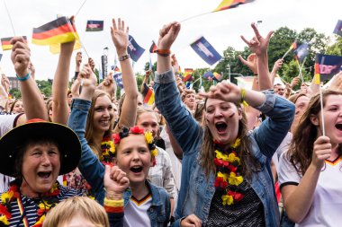 Kiel, Almanya - 26 Haziran 2016: Almanya Futbol Maçı Kamu Gösterimi - Slovakya / Taraftarlar 2016 Kieler Haftası 'nda bir golü kutladı 