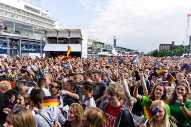 Kiel, Almanya - 26 Haziran 2016: Almanya Futbol Maçı Kamu Gösterimi - Slovakya / Taraftarlar 2016 Kieler Haftası 'nda bir golü kutladı