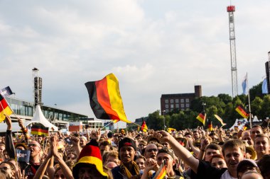 Kiel, Almanya - 26 Haziran 2016: Almanya Futbol Maçı Kamu Gösterimi - Slovakya / Taraftarlar 2016 Kieler Haftası 'nda bir golü kutladı