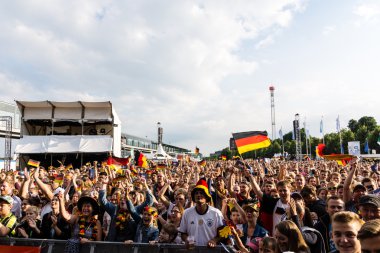 Kiel, Almanya - 26 Haziran 2016: Almanya Futbol Maçı Kamu Gösterimi - Slovakya / Taraftarlar 2016 Kieler Haftası 'nda bir golü kutladı