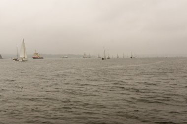 Kiel, Almanya - 25 Haziran 2016: Kiel Haftası 'nda Uzun Gemi Yürüyüşü İzlenimleri 