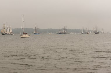 Kiel, Almanya - 25 Haziran 2016: Kiel Haftası 'nda Uzun Gemi Yürüyüşü İzlenimleri 