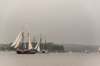 Kiel, Almanya - 25 Haziran 2016: Kiel Haftası 'nda Uzun Gemi Yürüyüşü İzlenimleri 