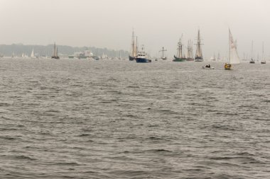 Kiel, Almanya - 25 Haziran 2016: Kiel Haftası 'nda Uzun Gemi Yürüyüşü İzlenimleri 