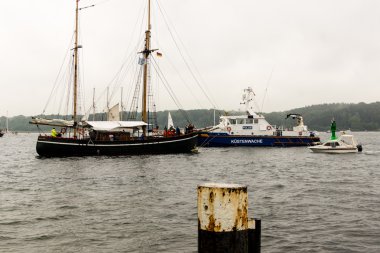 Kiel, Almanya - 25 Haziran 2016: Kiel Haftası 'nda Uzun Gemi Yürüyüşü İzlenimleri 