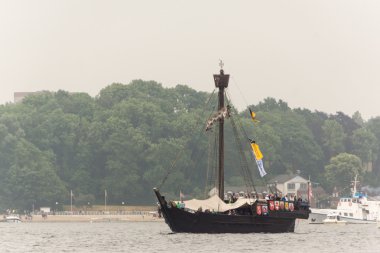 Kiel, Almanya - 25 Haziran 2016: Kiel Haftası 'nda Uzun Gemi Yürüyüşü İzlenimleri 