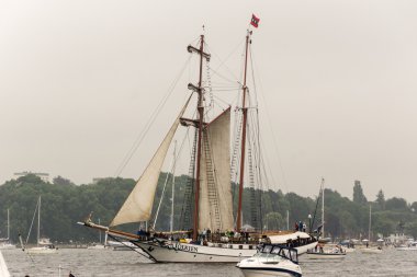 Kiel, Almanya - 25 Haziran 2016: Kiel Haftası 'nda Uzun Gemi Yürüyüşü İzlenimleri 