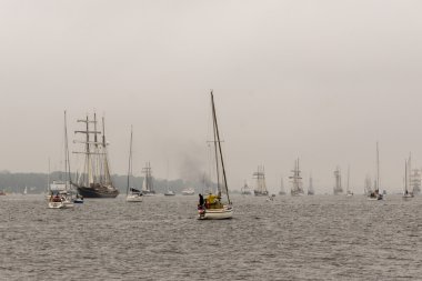 Kiel, Almanya - 25 Haziran 2016: Kiel Haftası 'nda Uzun Gemi Yürüyüşü İzlenimleri 