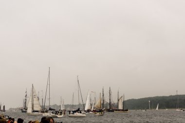 Kiel, Almanya - 25 Haziran 2016: Kiel Haftası 'nda Uzun Gemi Yürüyüşü İzlenimleri 