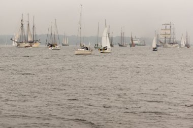 Kiel, Almanya - 25 Haziran 2016: Kiel Haftası 'nda Uzun Gemi Yürüyüşü İzlenimleri 