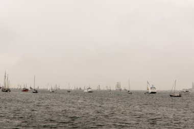 Kiel, Almanya - 25 Haziran 2016: Kiel Haftası 'nda Uzun Gemi Yürüyüşü İzlenimleri 