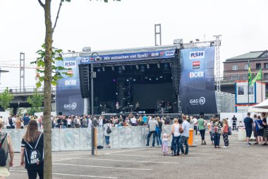 Kiel, Almanya - 24 Haziran 2016: Kieler Haftası 'nda Bando Frida Gold çalıyor