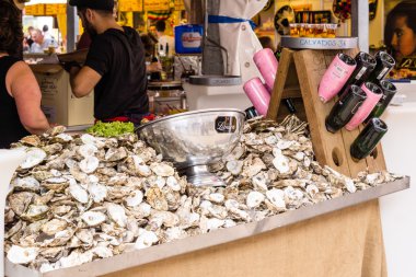 Kiel, Almanya - 24 Haziran 2016: Kieler Woche 2016 Uluslararası Pazarı 'ndan izlenimler