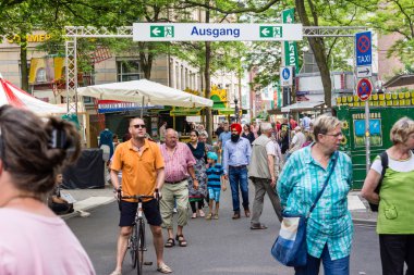 Kiel, Almanya - 24 Haziran 2016: Kieler Woche 2016 Uluslararası Pazarı 'ndan izlenimler
