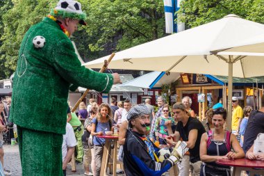 Kiel, Almanya - 24 Haziran 2016: Kieler Woche 2016 Uluslararası Pazarı 'ndan izlenimler