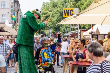 Kiel, Almanya - 24 Haziran 2016: Kieler Woche 2016 Uluslararası Pazarı 'ndan izlenimler