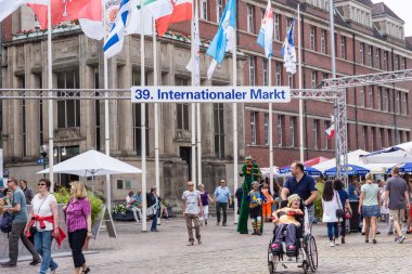 Kiel, Almanya - 24 Haziran 2016: Kieler Woche 2016 Uluslararası Pazarı 'ndan izlenimler