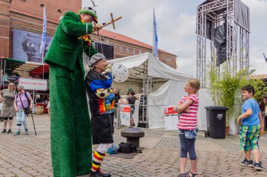 Kiel, Almanya - 24 Haziran 2016: Kieler Woche 2016 Uluslararası Pazarı 'ndan izlenimler
