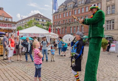 Kiel, Almanya - 24 Haziran 2016: Kieler Woche 2016 Uluslararası Pazarı 'ndan izlenimler