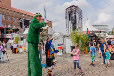 Kiel, Almanya - 24 Haziran 2016: Kieler Woche 2016 Uluslararası Pazarı 'ndan izlenimler