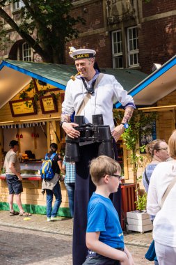 Kiel, Almanya - 24 Haziran 2016: Kieler Woche 2016 Uluslararası Pazarı 'ndan izlenimler