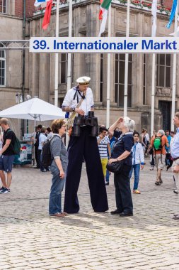 Kiel, Almanya - 24 Haziran 2016: Kieler Woche 2016 Uluslararası Pazarı 'ndan izlenimler