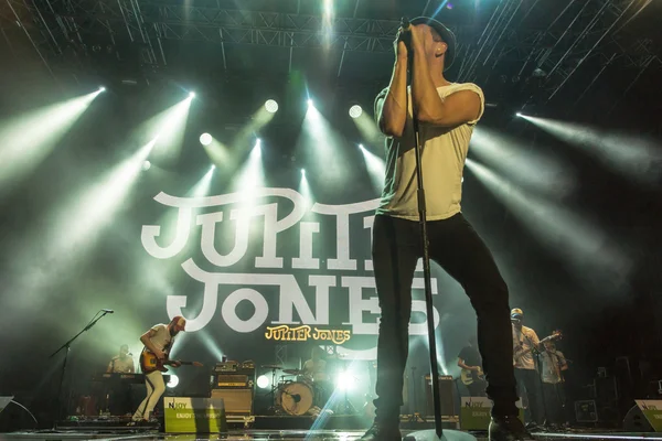 Kiel, Almanya - 24 Haziran 2016: Kieler Haftası 'nda Jüpiter Jones Grubu çalıyor