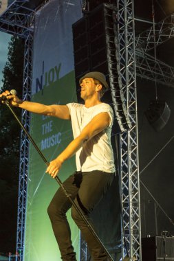 Kiel, Almanya - 24 Haziran 2016: Kieler Haftası 'nda Jüpiter Jones Grubu çalıyor