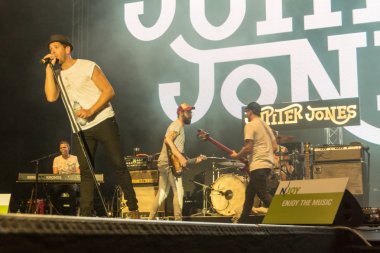 Kiel, Almanya - 24 Haziran 2016: Kieler Haftası 'nda Jüpiter Jones Grubu çalıyor