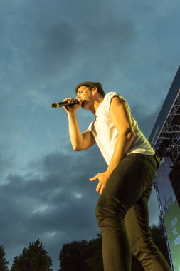 Kiel, Almanya - 24 Haziran 2016: Kieler Haftası 'nda Jüpiter Jones Grubu çalıyor