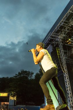 Kiel, Almanya - 24 Haziran 2016: Kieler Haftası 'nda Jüpiter Jones Grubu çalıyor