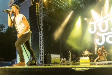 Kiel, Almanya - 24 Haziran 2016: Kieler Haftası 'nda Jüpiter Jones Grubu çalıyor