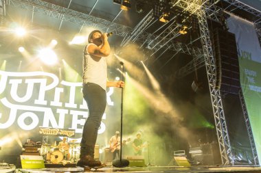 Kiel, Almanya - 24 Haziran 2016: Kieler Haftası 'nda Jüpiter Jones Grubu çalıyor