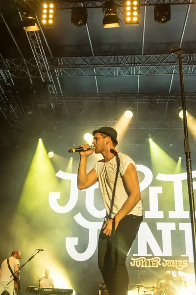 Kiel, Almanya - 24 Haziran 2016: Kieler Haftası 'nda Jüpiter Jones Grubu çalıyor