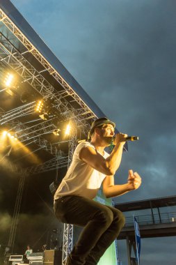 Kiel, Almanya - 24 Haziran 2016: Kieler Haftası 'nda Jüpiter Jones Grubu çalıyor