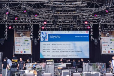 Kiel, Almanya - 24 Haziran 2016: Kieler Woche 2016 sırasında Max Mutzke, Alexandra Korolliuk, Filarmoni Orkestrası Kiel ve Gmd Georg Fritzsch ile klasik açık hava konseri 