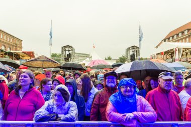 Kiel, Almanya - 24 Haziran 2016: Kieler Woche 2016 sırasında Max Mutzke, Alexandra Korolliuk, Filarmoni Orkestrası Kiel ve Gmd Georg Fritzsch ile klasik açık hava konseri 