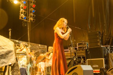 Kiel, Almanya - 24 Haziran 2016: Kieler Woche 2016 sırasında Max Mutzke, Alexandra Korolliuk, Filarmoni Orkestrası Kiel ve Gmd Georg Fritzsch ile klasik açık hava konseri 