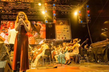 Kiel, Almanya - 24 Haziran 2016: Kieler Woche 2016 sırasında Max Mutzke, Alexandra Korolliuk, Filarmoni Orkestrası Kiel ve Gmd Georg Fritzsch ile klasik açık hava konseri 