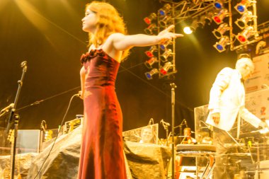 Kiel, Almanya - 24 Haziran 2016: Kieler Woche 2016 sırasında Max Mutzke, Alexandra Korolliuk, Filarmoni Orkestrası Kiel ve Gmd Georg Fritzsch ile klasik açık hava konseri 