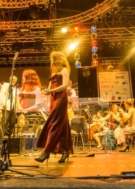 Kiel, Almanya - 24 Haziran 2016: Kieler Woche 2016 sırasında Max Mutzke, Alexandra Korolliuk, Filarmoni Orkestrası Kiel ve Gmd Georg Fritzsch ile klasik açık hava konseri 