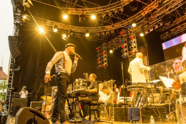 Kiel, Almanya - 24 Haziran 2016: Kieler Woche 2016 sırasında Max Mutzke, Alexandra Korolliuk, Filarmoni Orkestrası Kiel ve Gmd Georg Fritzsch ile klasik açık hava konseri 